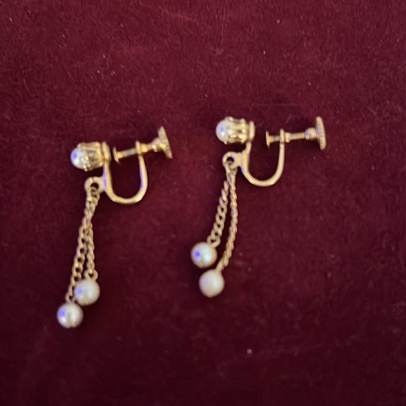 Vintage America Jewelry - Vintage Pearlescent Goldtone Screwback Dangle Earrings Great Condition